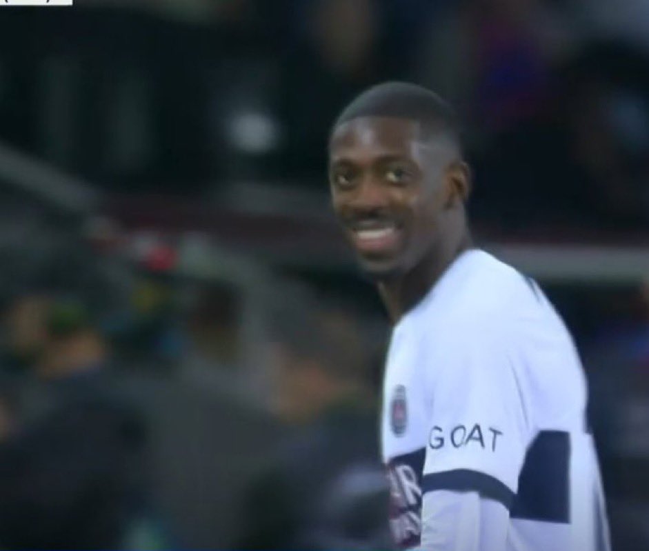 Footballogue's tweet photo. Dembele qui sourit aux sifflets et insultes des supporters du Barça 😄 https://t.co/8WLK9gj8iF