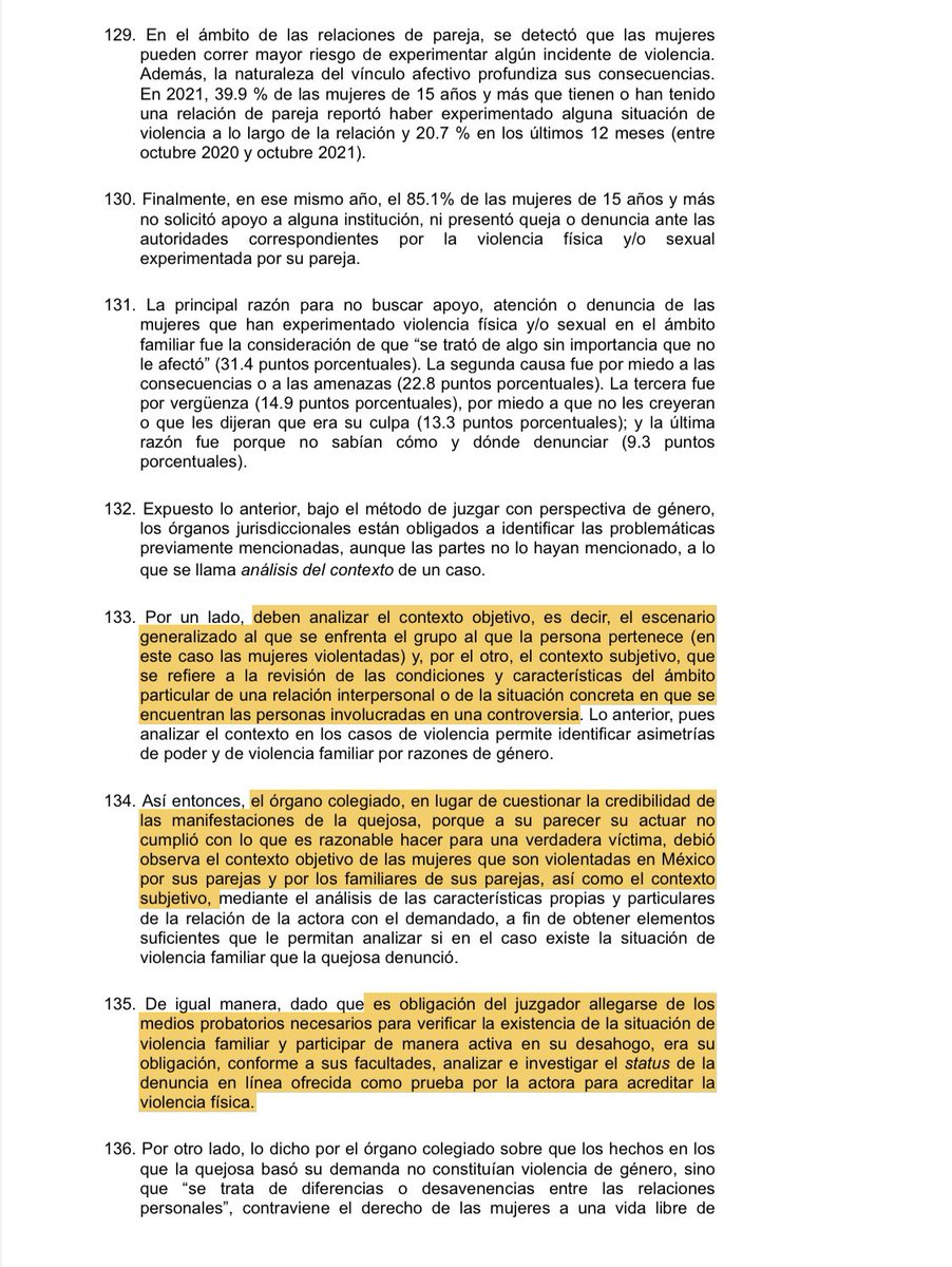 MoraErica's tweet photo. ‼️Un tribunal calificó la violencia familiar que denunció una mujer como “simples conflictos o desaveniencias de las relaciones entre particulares”. 
✅La Suprema Corte mexicana revocó la sentencia del tribunal. Le dijo al órgano colegiado que en lugar de cuestionar lo dicho por la mujer debió aplicar la perspectiva de género para visibilizar que muchas de esas dinámicas que tienden a normalizarse como simples conflictos, son comportamientos discriminatorios y violentos. 
📍Fundamento: La violencia familiar, que muchas veces está relacionada con la violencia de género, es una cuestión de interés público,  y las personas juzgadoras están obligadas a intervenir, recabando más pruebas para acreditar la violencia. En el caso concreto, el tribunal debió verificar el estatus de la denuncia en línea que la mujer presentó. 
✳️La #SCJN reitera el valor preponderante que se le debe dar a los testimonios de las víctimas de violencia y cuestiona el concepto de “víctima ideal” que provoca que se le quite credibilidad al testimonio de las mujeres que sufren violencia, cuando no comportan como se esperaría de “una víctima auténtica o ideal”. Amparo Directo en Revisión 2622/2023
Liga del engrose: https://t.co/Cgr7IREUZs