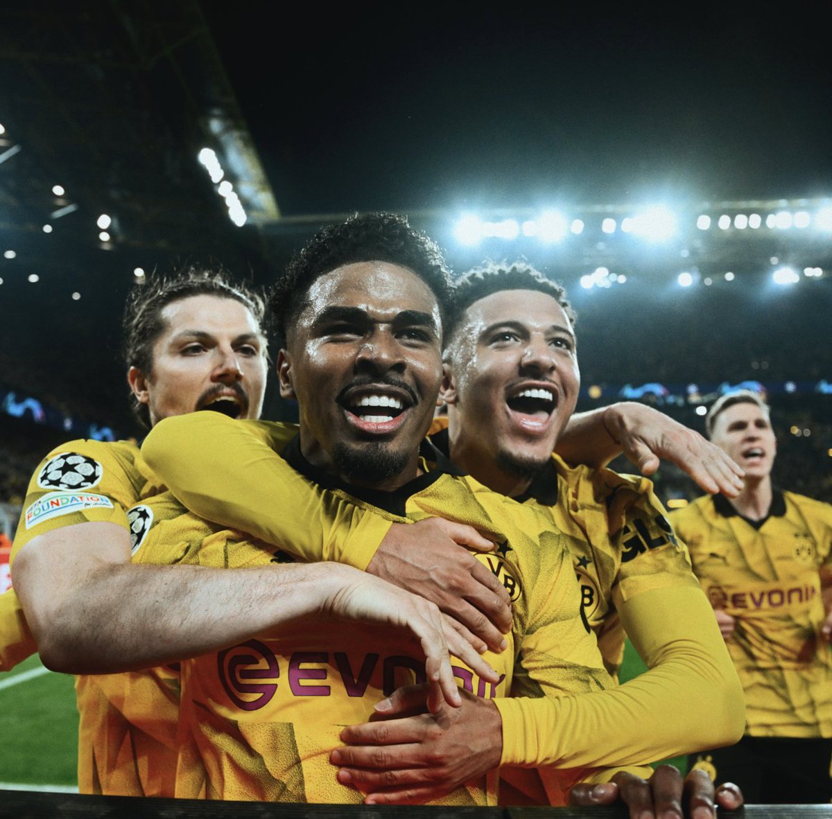 JamieBVB30's tweet photo. THIS IS BORUSSIA FUCKING DORTMUND https://t.co/qVxlE2BHN2