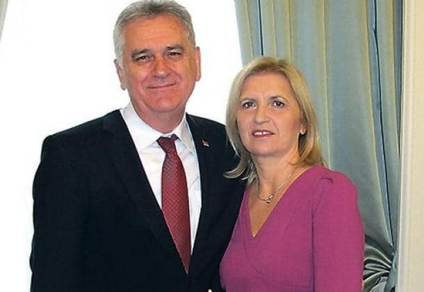 Paraziti koji imaju, lične nelegalno izgrađene nekretnine širom Srbije, uživaju u vili na Dedinju o trošku građana.
Milioni dinara, koji mogu da se upotrebe u mnogo pametnije svrhe, bacaju se na održavanje kancelarije, vile, bazena, posluge... elitu, bez završene osnovne škole.
