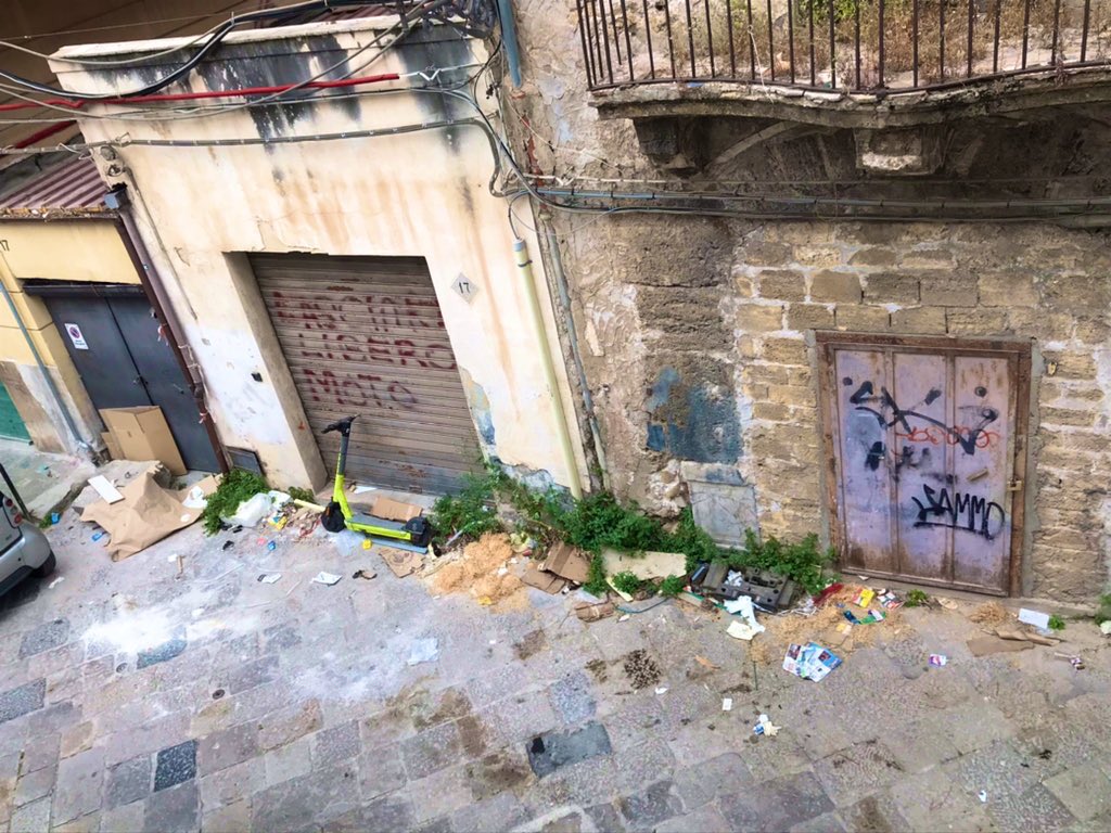 LauraBiffi's tweet photo. qui via Sedie Volanti, centro storico, #Palermo. Sindaco #Lagalla, #Rap se ci siete, battete un colpo. In mezzo ai #rifiuti abita anche gente normale e soffre per questo schifo. https://t.co/Z01eA5ZyRB