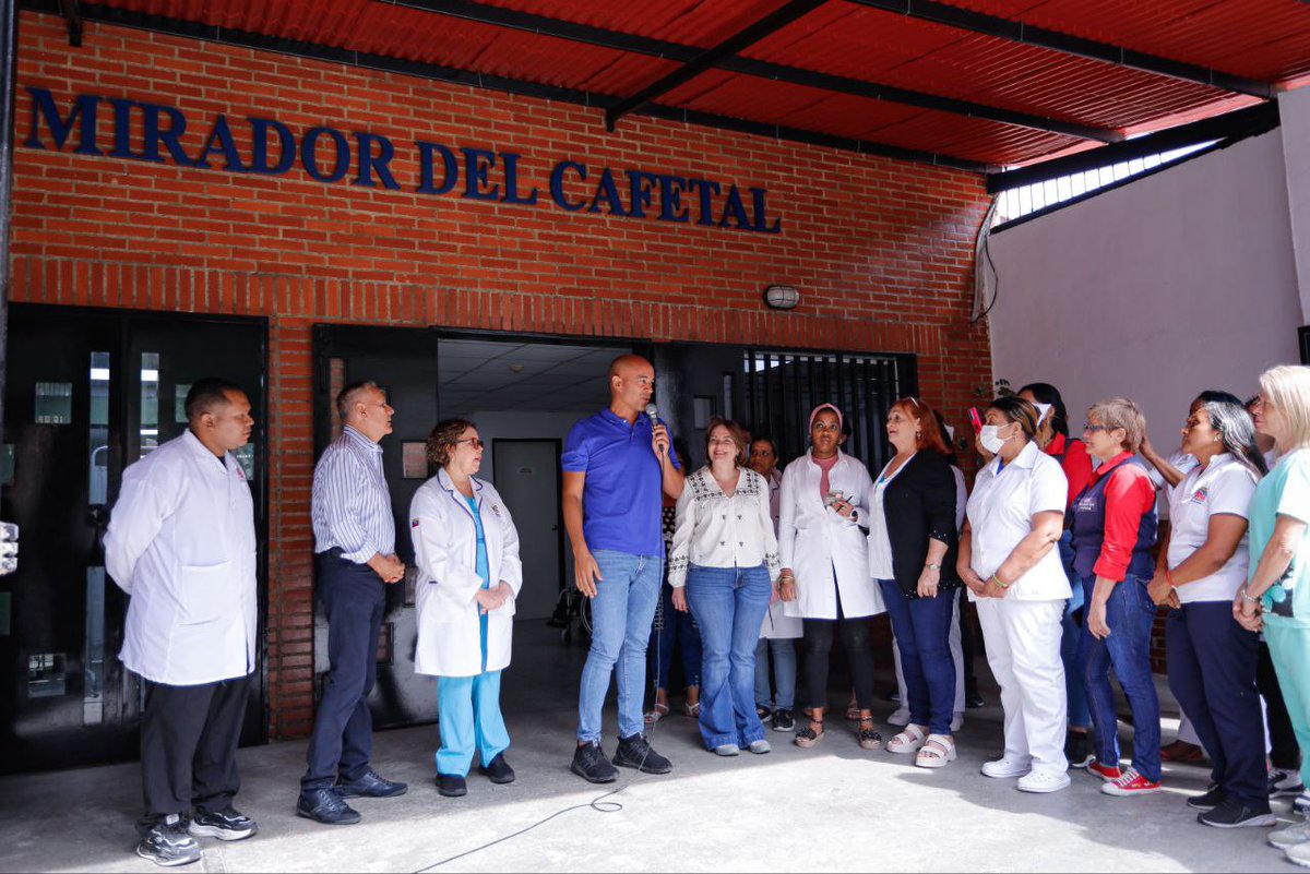 #EnFotos | Vicepresidenta sectorial de Ciencia, Tecnología, Educación y Salud, Gabriela Jiménez Ramírez y el gobernador del estado Miranda Héctor Rodríguez, supervisaron los trabajos de recuperación del CDI Mirador del Cafetal en el municipio Sucre. 

#QueLoSepaElMundo