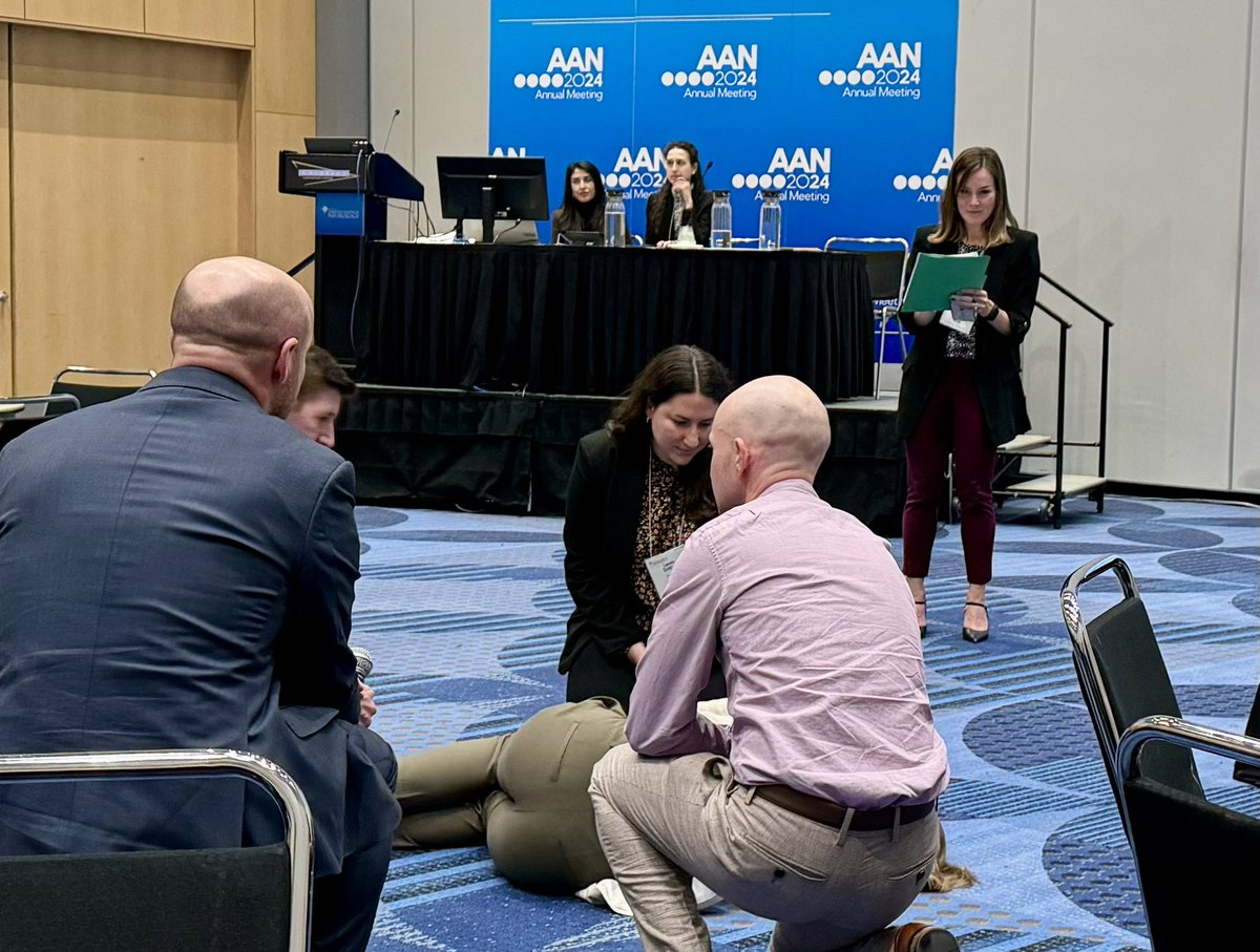 Simulations… An incredible tool for learning! @ghoshal_shivani @caseyalbin @GGheihmanMD @namorrismd showing the roadmap for amazing simulations! I would stay the whole day doing simulations with them 🤩 @AANmember #AANAM