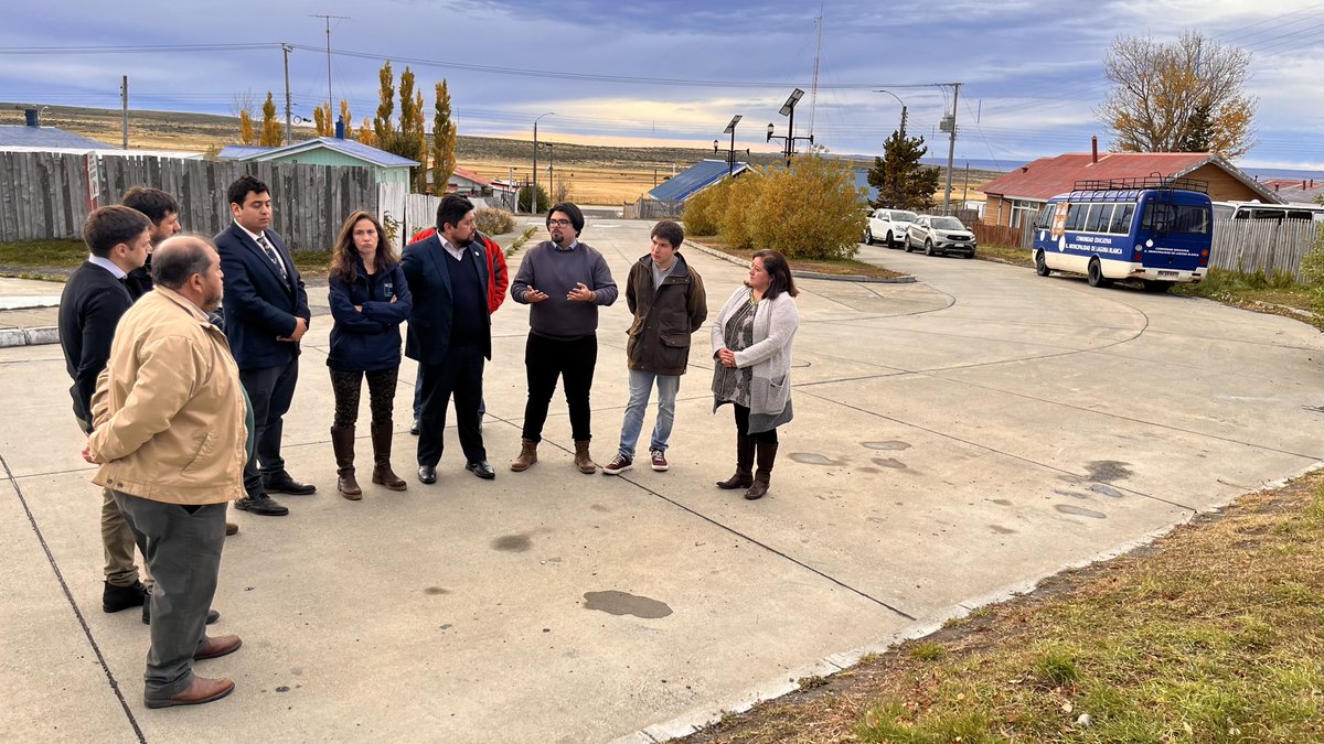 Jefa de Unidad Regional SUBDERE, Daniella Panicucci acudió a la comuna de #LagunaBlanca para visitar las obras financiadas bajo el Programa Mejoramiento de Barrios. Además, en esta ocasión en compañía de autoridades locales se dio a conocer el inicio del pago del #RoyaltyMinero