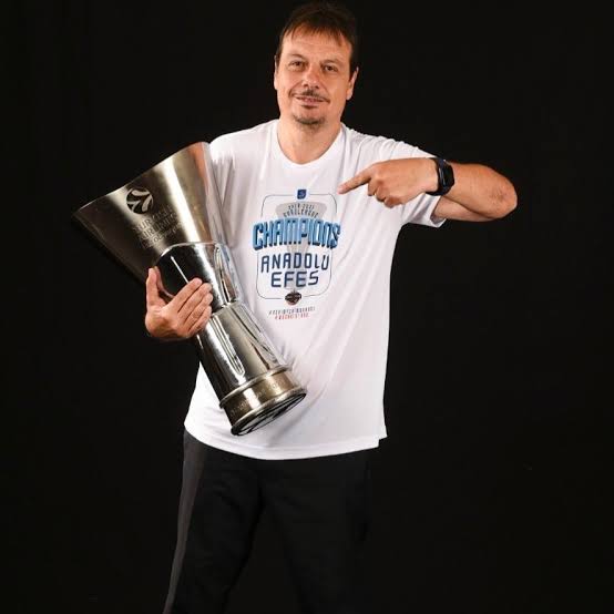 #AnadoluEfes için
O olmadan gelen son #EuroLeague (O dönemki SuproLeague) final-four'u: 2001!
O olmadan gelen son BSL şampiyonluğu: 2005! (Henüz Ülker ve Fenerbahçe birleşmemiş.)
İşte öyle bir büyüklük.
Gittiği günden beri diyorum, çok ararsınız. @AnadoluEfesSK