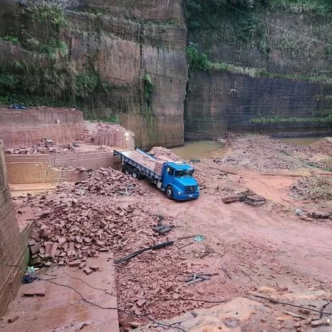 🚨ABSURDO: Hoje foi descoberta uma pedreira ilegal em Taquara, no Vale do Paranhana, onde trabalhadores recebiam pedras de crack como pagamento. Em 2023, coordenei uma comissão da Assembleia sobre esse tema. Preciso lembrar que o governo Leite não nos recebeu e nem aceitou…