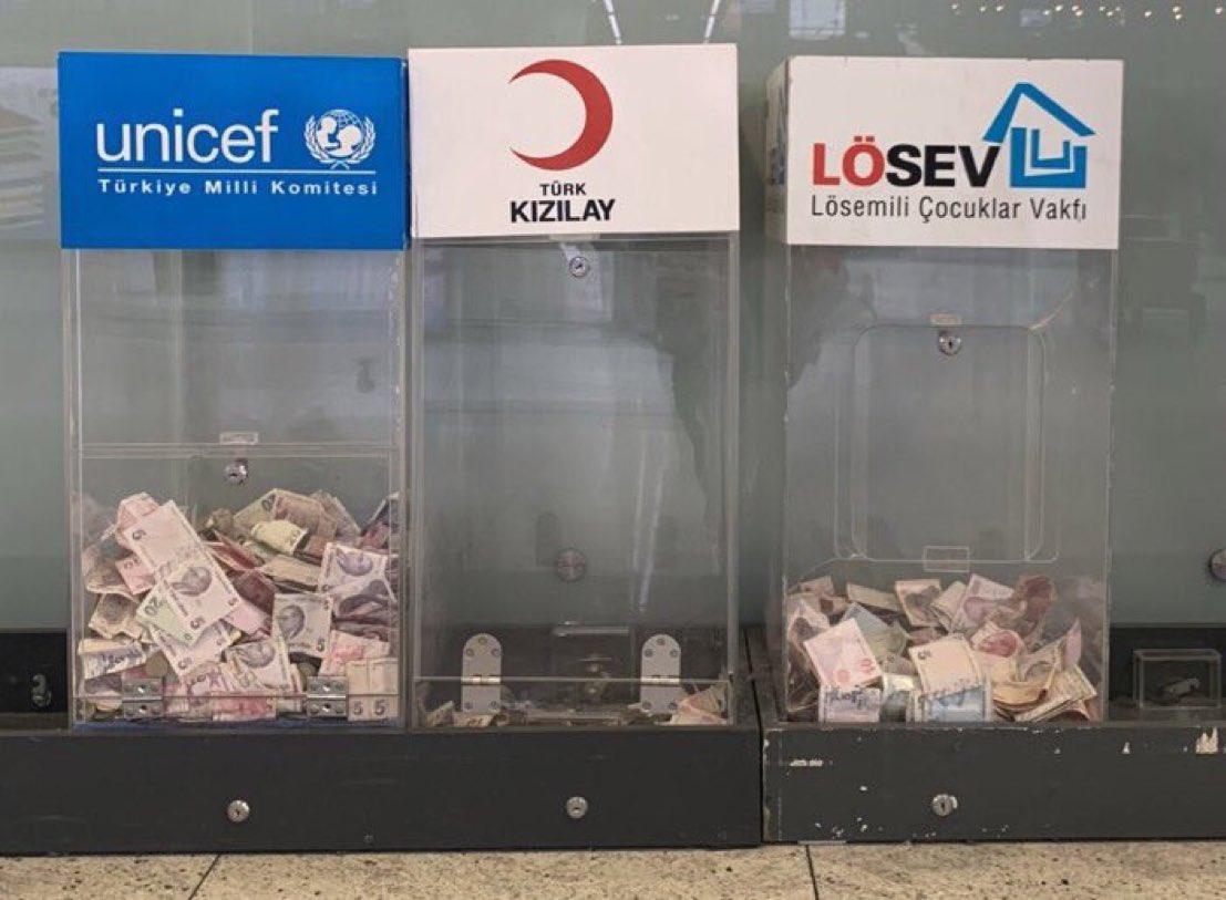 Sabiha Gökçen Havalimanı’nda bulunan bağış kutularındaki miktarlar, sosyal medyada gündem oldu.