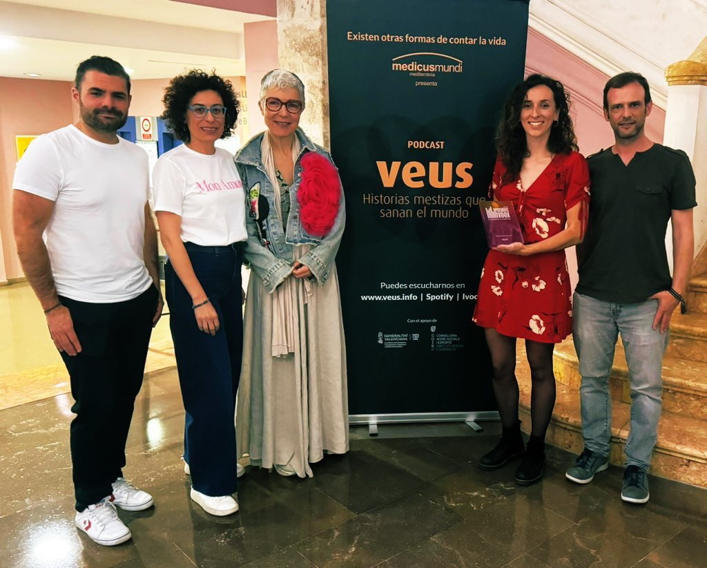 Xavier Martínez (@martinezx78) on Twitter photo 🎙️La tercera temporada de ‘Veus. Historias mestizas que sanan el mundo’ el podcast de <a href="/medicusmundimed/">Medicus Mundi Med</a> premiado al mejor branded por <a href="/ivoox/">iVoox</a> se ha presentado en <a href="/CMRectorPeset/">C.M. Rector Peset</a> con una grabación en directo con su equipo y colaboradores🎧
👉open.spotify.com/show/5KIGtLrSs… 🎙️La tercera temporada de ‘Veus. Historias mestizas que sanan el mundo’ el podcast de <a href="/medicusmundimed/">Medicus Mundi Med</a> premiado al mejor branded por <a href="/ivoox/">iVoox</a> se ha presentado en <a href="/CMRectorPeset/">C.M. Rector Peset</a> con una grabación en directo con su equipo y colaboradores🎧
👉open.spotify.com/show/5KIGtLrSs…