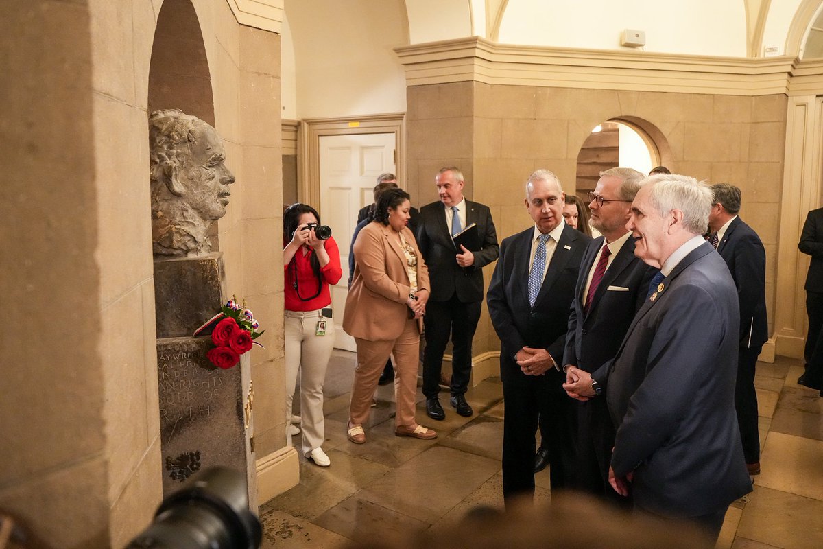 V Kongresu Spojených států amerických premiér @P_Fiala položil květiny u busty prvního českého prezidenta Václava Havla a předal stříbrné pamětní mince spolupředsedům skupiny přátel ČR kongresmanům Lloydu Doggettovi a Mariovi Díaz-Balartovi. V Kapitolu předseda vlády jednal s…