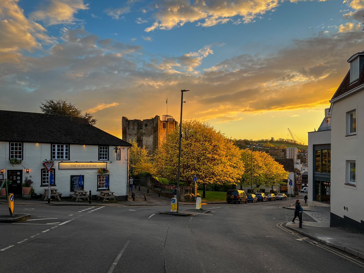 Golden hour in Guildford this evening. #theguildfordian #guildford #visitguildford #thisisguildford #experienceguildford #visitsurrey #goldenhour #guildfordphotography #guildfordsurrey #shotoniphone