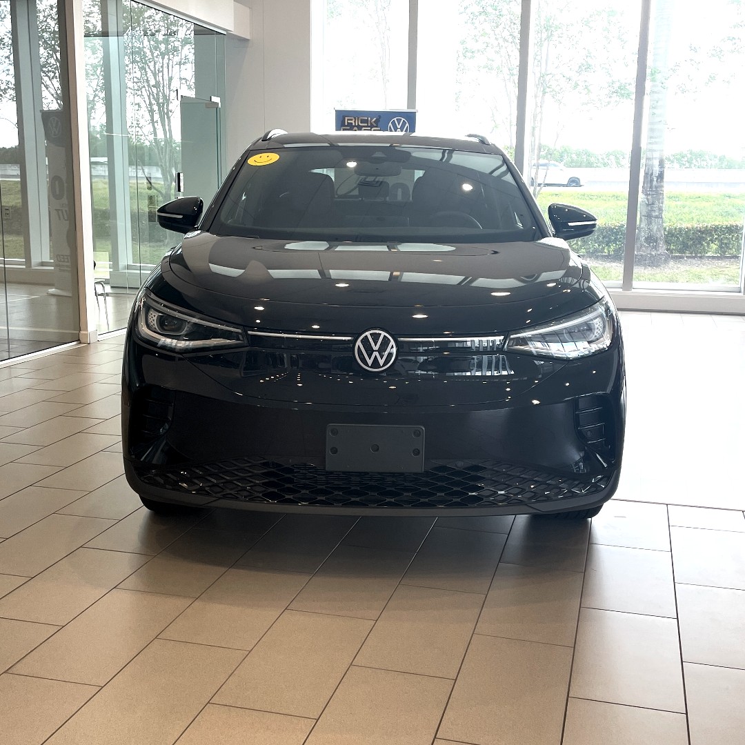 Join the electric revolution with the Volkswagen ID.4! #TestDriveTuesday
.
.
.
.
.
#rickcasevolkwagen #vwsociety #vwlife #vw #dealership #southflorida #cars #blue #davie #volkswagen #volks #vwlove #volksworld #stance #miami