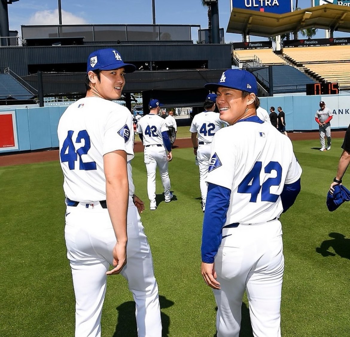 大谷翔平＆山本由伸の振り向きショット📸

『背番号42』をつけて登場！

(via:shoheiohtani / IG)
#大谷翔平　#山本由伸