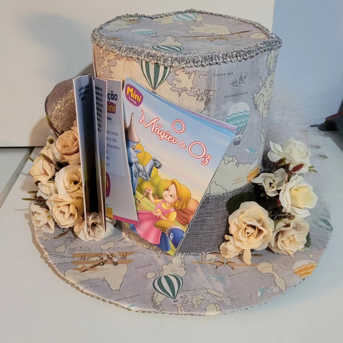 0ffoxo's tweet photo. Hat made for a theater called "Alice in the Land of Literature" 🎩📚
.
.
.
#hat #DIY #theater #History #kids 
#Flowers #books #kidsbook https://t.co/THl5TEiojd