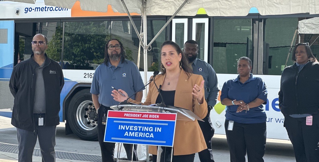 FTA_DOT's tweet photo. FTA Acting Administrator @Veevanterpool joined @cinncinnatimetro and national and local union officials from @ATUComm and @AFLCIO to highlight our recent work to improve safety for transit workers and riders. https://t.co/Rs4fNFOc98 https://t.co/SUP8z37Qvq