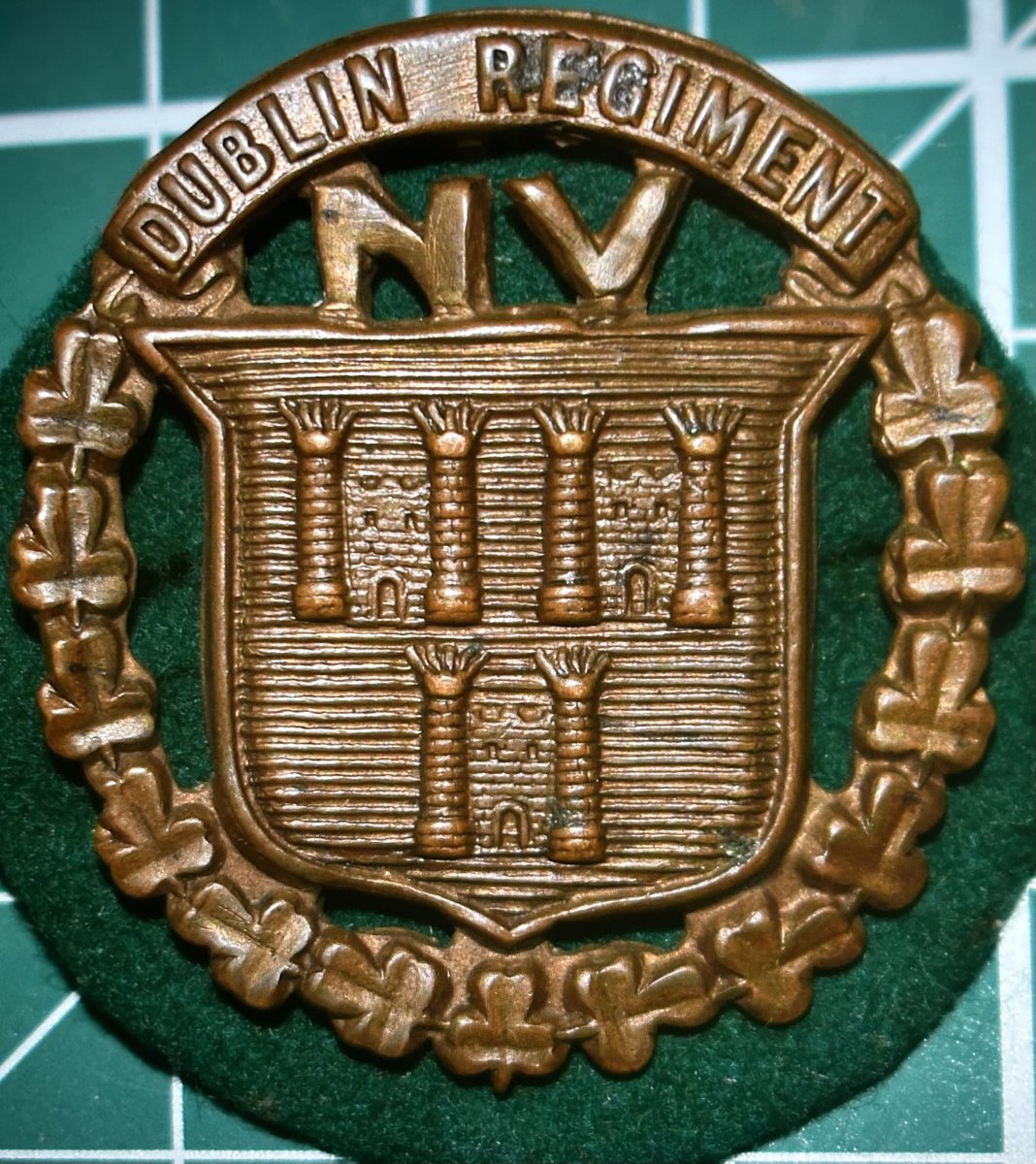 Dublin Regiment National Volunteers cap badge, circa 1914.