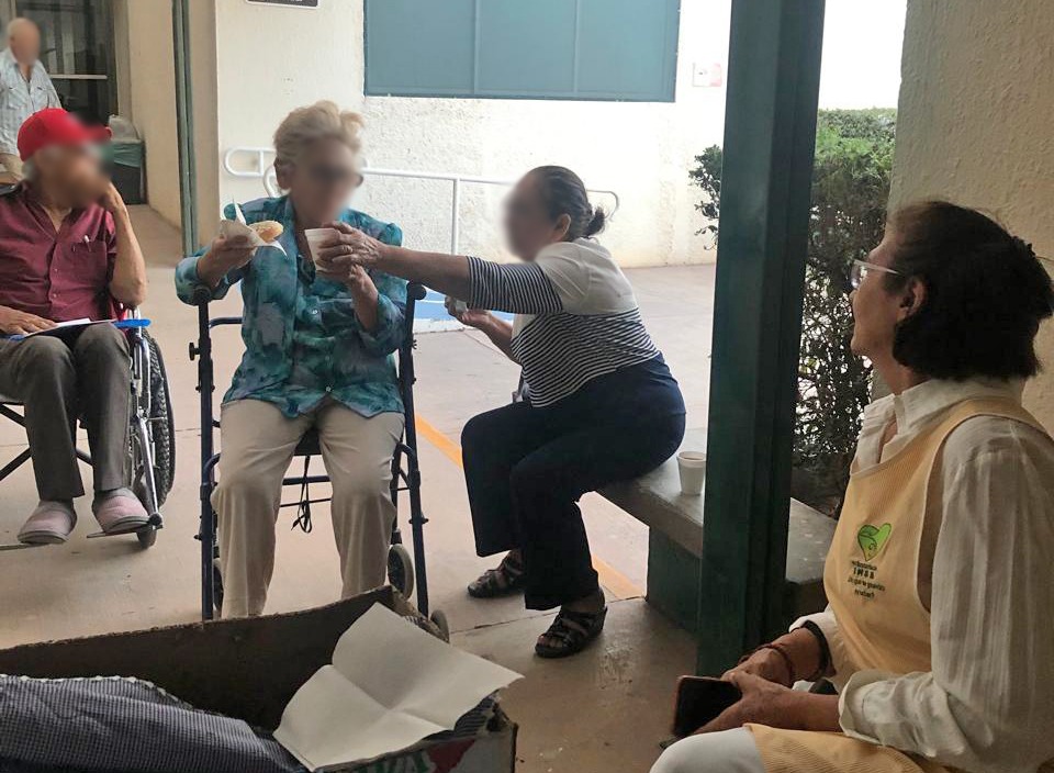 IMSSBCSOFICIAL's tweet photo. 🫶@VoluntariosIMSS se reintegraron a las labores altruistas en Ciudad Constitución, entregando café y pan a familiares y pacientes del Hospital Gral. de Subzona y Medicina Familiar No. 2. #IMSSBCS💚 https://t.co/Qli4k0fs6G
