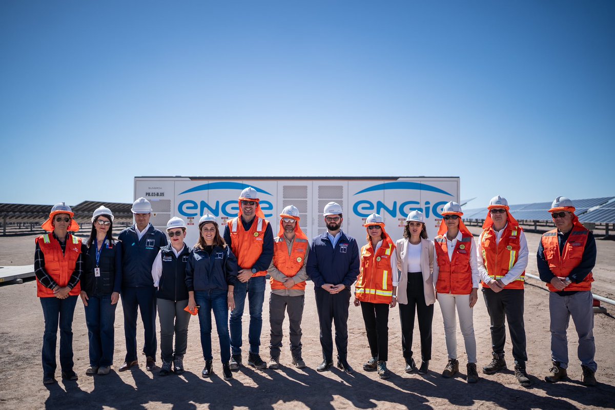 camila_vallejo's tweet photo. ¡Chile es un país líder en transición energética! Junto al Presidente @gabrielboric y la ministra @Marce_Sandoval_, dimos inicio al proyecto de almacenamiento de energía solar​ BESS Coya en la Región de Antofagasta, un proyecto de ENGIE Chile que involucra una inversión de US$ 200 millones.