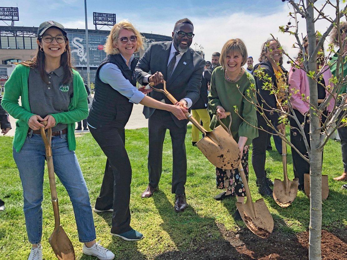 Arboretum President and CEO Jill Koski (fourth from left) joined @ChicagosMayor, @whitesox and other community partners for a celebratory Earth Month tree planting, leading up to Arbor Day on April 26. The Arboretum collaborates with Chicago’s Tree Ambassador program, which is…