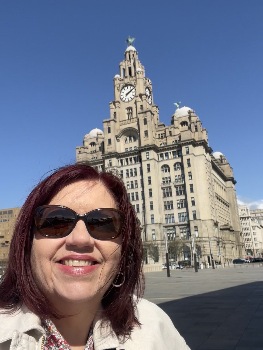Weird_n_Gilly's tweet photo. Every Tuesday should be a sunny day out in Liverpool with curry and mocktails plus some very early birthday shopping 😎⚡️✨ #LunchOut #RetirementWin https://t.co/8TLoBq5nwc