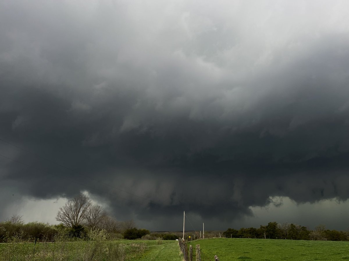 Tornado-warned storm near Farmington 4:13pm #iawx