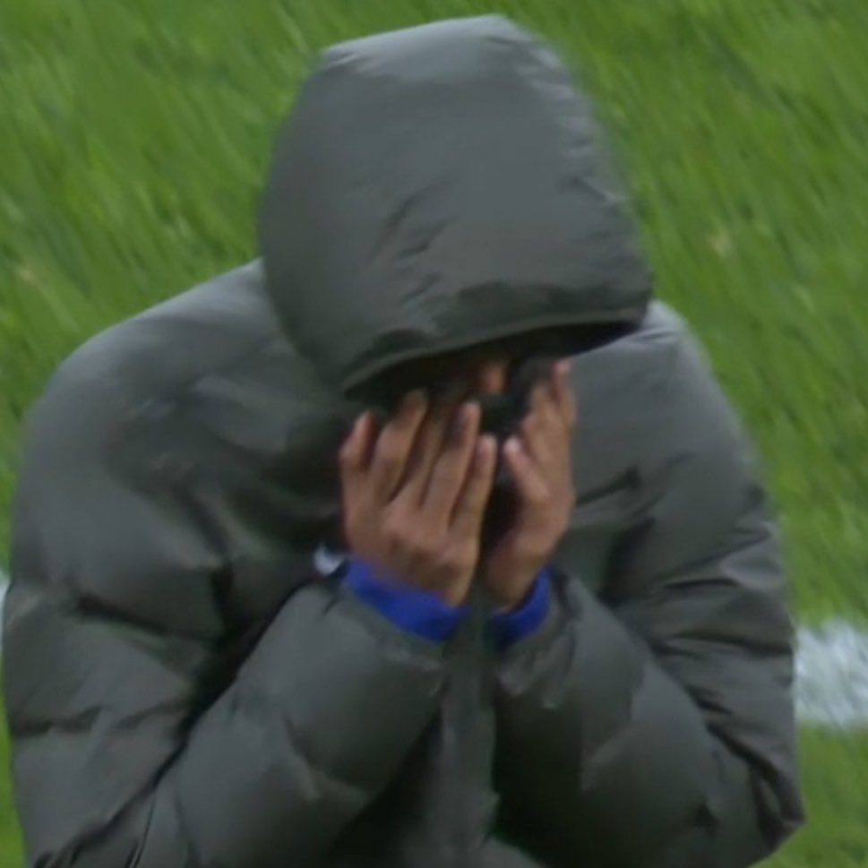 Lamine Yamal se marchó llorando al vestuario tras la eliminación en Champions League contra el PSG. Con tan solo 16 años, plantó cara y se dejó la piel como el que más por el Barça en su primera gran experiencia en Europa. Orgullo y honor. #FCBarcelona
