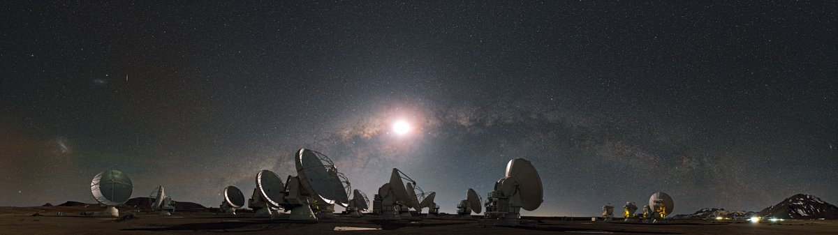 🌕🌌The Moon and the #MilkyWay, Chajnantor Plateau, Chile. 📷: @ESO /S. Guisard.