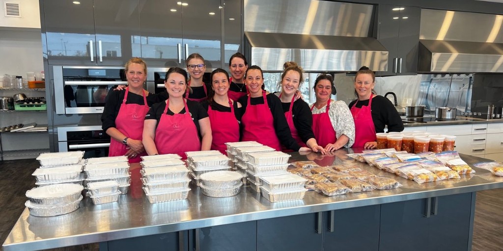 Lafarge_Canada's tweet photo. Making a difference, one meal at a time! Our HR team recently volunteered at @MadebyMomma to prepare boxed lunches 🥘 for those in need. Giving back isn't just a passion; it's woven into who we are. 💚 #BuildersOfProgress #Community #NationalVolunteerWeek #YYC https://t.co/mVc4RZbCKo