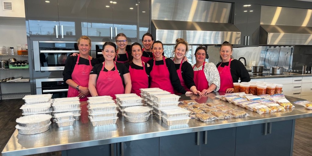 Making a difference, one meal at a time! Our HR team recently volunteered at @MadebyMomma to prepare boxed lunches 🥘 for those in need. Giving back isn't just a passion; it's woven into who we are. 💚 #BuildersOfProgress #Community #NationalVolunteerWeek #YYC