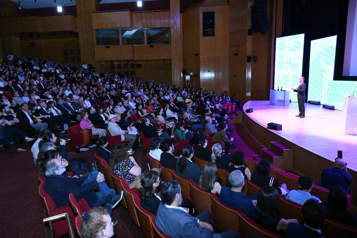 Sinemamıza değer katan, Şişlimizin Konak Sineması’nda başlayan @iksv_istanbul ’un düzenlediği; 43. İstanbul Film Festivali Galası’nda izleyiciler arasındaydım.

Davetleri için teşekkür ediyorum.