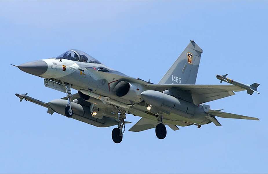 taiwaneseprick's tweet photo. The larger antenna dish gave the IDF a shoot-down ability better than the F-20, matching that of the F-16. It could also track 10 targets while simultaneously engaging two using TC-2s, which are Taiwan's AMRAAMs. Not bad for 1989. [13/?] https://t.co/JEFJBs4RDD