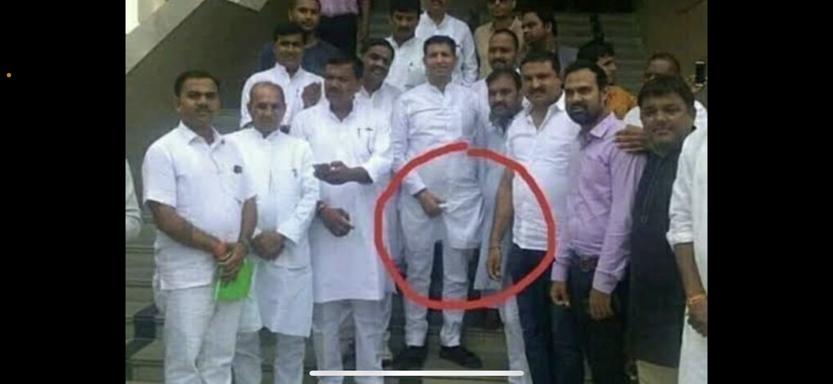AmitKavach's tweet photo. @SupriyaShrinate @SupriyaShrinate
@jitupatwari CONGRESS ka HATH apni #PAKAD majboot krta hua janta ke BECH 👍 https://t.co/w04xfHqGsS