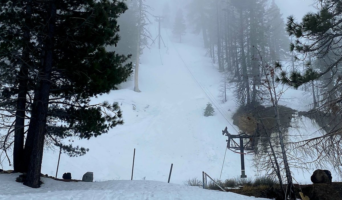 Historic single chair at @Angeles_NF Kratka Ridge site appeared degraded on 4/13, w main cable severed. Be awesome to see it restored -- like historic @sunvalley single. Cc: @liftblog