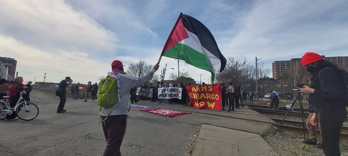 fey_photeine's tweet photo. #palestinianprotest
#FreePalestine #GazaGenocides #GazaStraving 
#endapartheid #IStandWithPalestine 
Protestors today blocking the #Junction railway in #Toronto's west end, small but effective protest. I was able to get by without a problem as they are very peaceful. https://t.co/kkUxkXIyFL