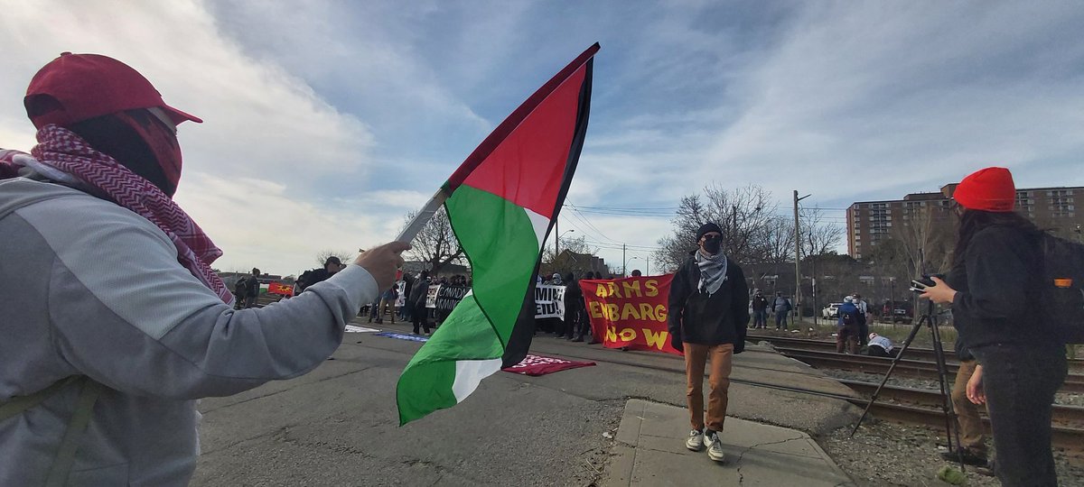 fey_photeine's tweet photo. #palestinianprotest
#FreePalestine #GazaGenocides #GazaStraving 
#endapartheid #IStandWithPalestine 
Protestors today blocking the #Junction railway in #Toronto's west end, small but effective protest. I was able to get by without a problem as they are very peaceful. https://t.co/kkUxkXIyFL