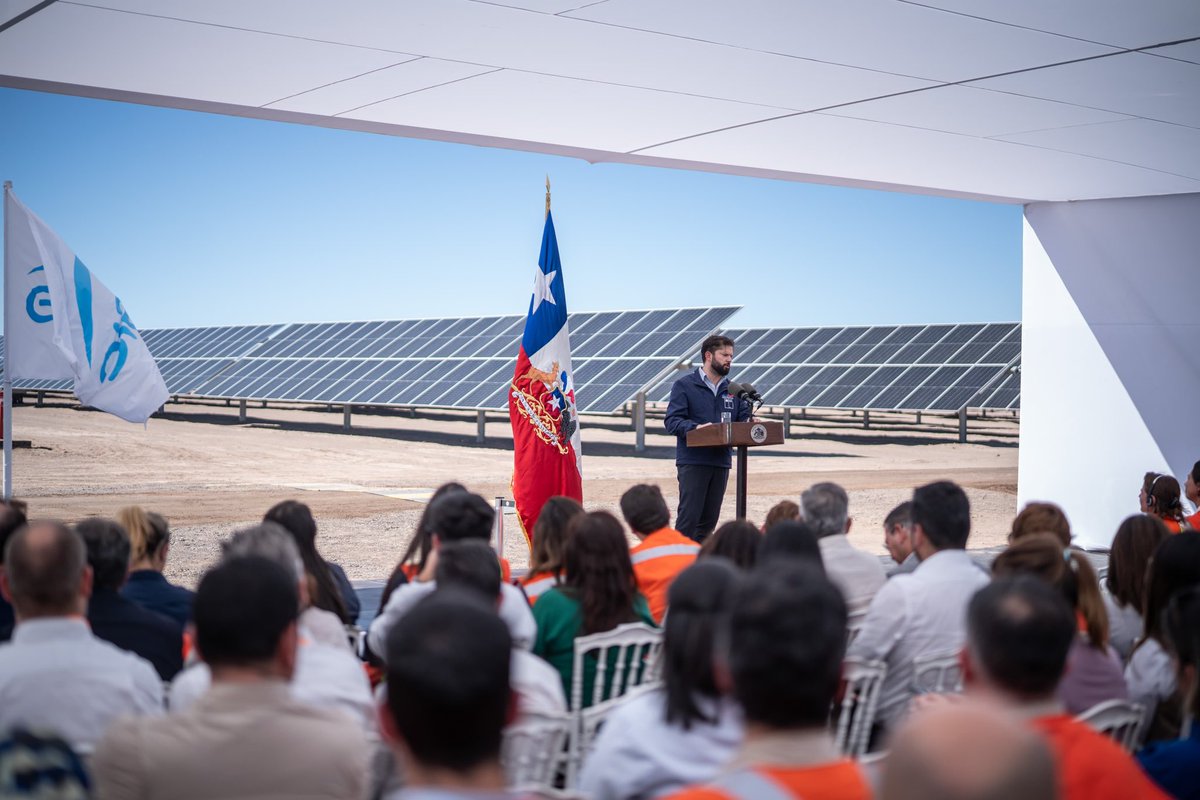 MinEnergia's tweet photo. El Presidente @gabrielboric inauguró el mayor parque de almacenamiento de energía de América Latina. ⚡️🇨🇱

El parque BESS Coya de @ENGIEChile permitirá suministrar energía limpia equivalente al consumo de 100 mil hogares, evitando emitir más de 65 mil toneladas de CO2 al año. https://t.co/KEzYtOpnjl