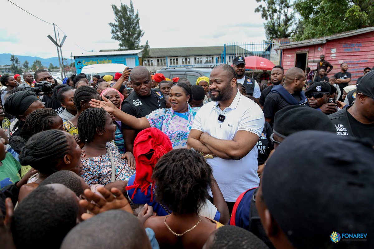 #Thread
Lors de notre visite au camp des déplacés de #Kanyaruchinya, le pasteur @moisembiye01, ambassadeur de bonne volonté du @FonarevRDC, et moi-même avons apporté un soutien inestimable aux victimes et avons porté haut leur voix avec conviction et empathie. Sa présence a