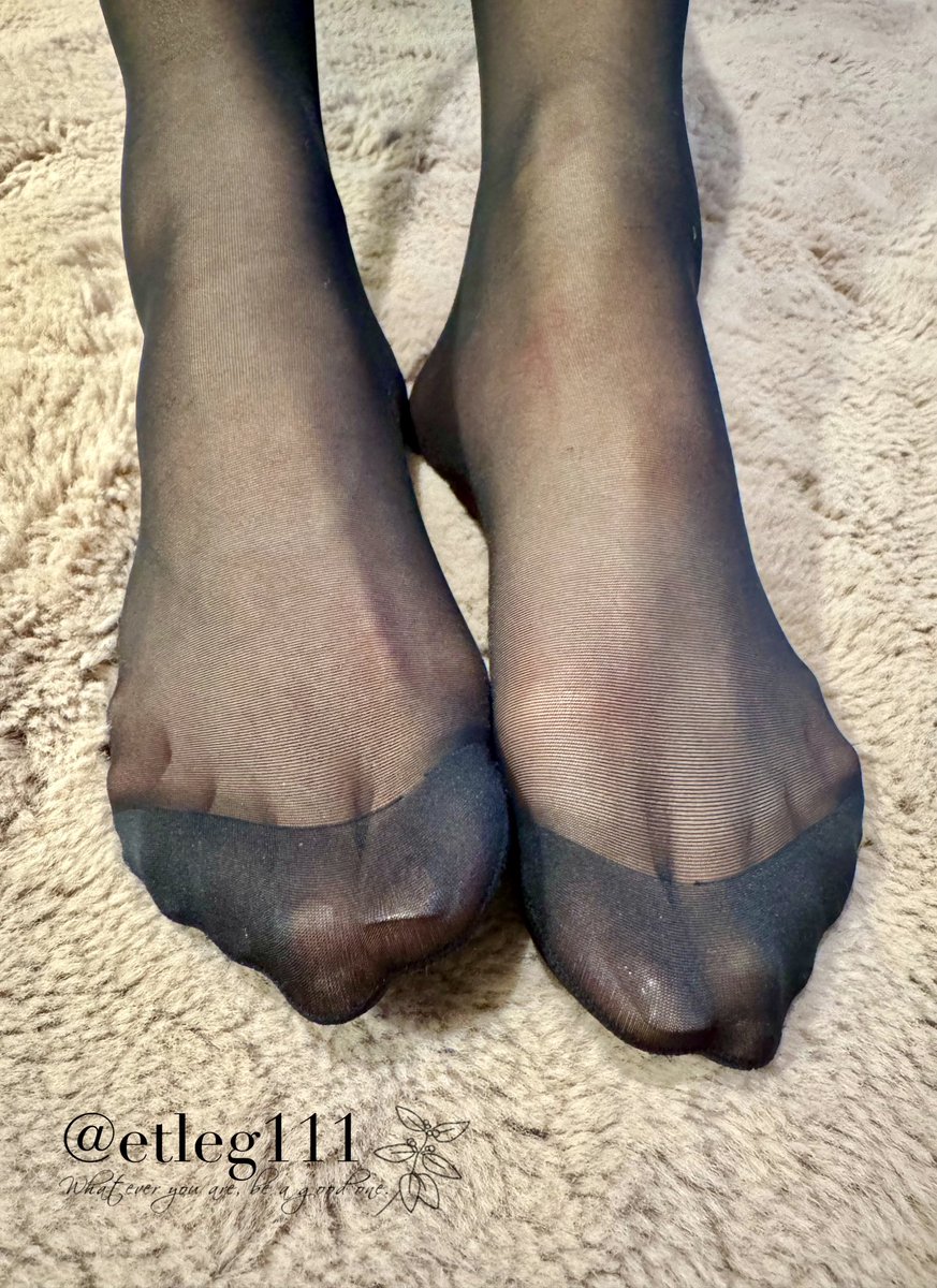 おはようございます☂️→☀️
早出の時に限って雨😆
今日は黒ストッキングにしました💕

さて、同じマンションの小さ目の部屋に引っ越したら、全然荷物が入りませんでしたぁ🌀
なので、別の部屋に即移動を検討中🤔
はたしてどうなることか⁉️✨

一方で、シューズインクローゼットは大きくなり使いやすい感じです👠