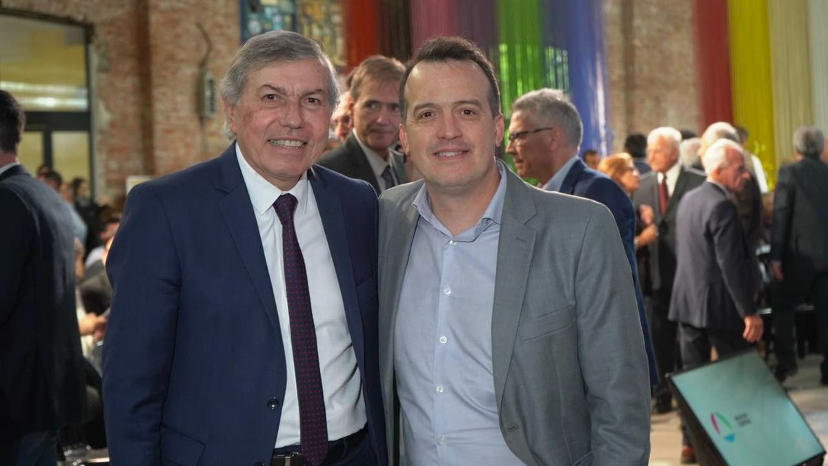 De la mejor manera <a href="/maxipullaro/">Maximiliano Pullaro</a> inicia la presidencia pro tempore de la Región Centro 💪

Gran compromiso de federalismo y cooperación de los gobernadores <a href="/MartinLlaryora/">Martín Llaryora</a> y <a href="/frigeriorogelio/">Rogelio Frigerio</a>. Santa Fe, Córdoba y Entre Ríos tienen una agenda y un destino en común.