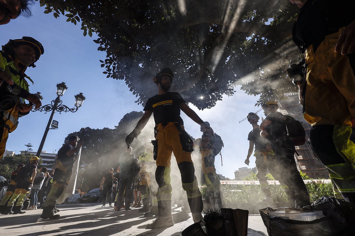 roberfotograf's tweet photo. Bomberos  forestales se han manifestado este martes en València, desde el Parterre hasta el Palau de la Generalitat, para reclamar el cumplimiento de sus derechos, contra los recortes de personal y amenazan con llevar a cabo una huelga. https://t.co/LH9fVP32h2