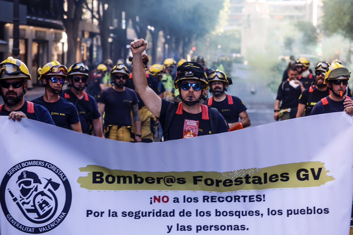 roberfotograf's tweet photo. Bomberos  forestales se han manifestado este martes en València, desde el Parterre hasta el Palau de la Generalitat, para reclamar el cumplimiento de sus derechos, contra los recortes de personal y amenazan con llevar a cabo una huelga. https://t.co/LH9fVP32h2