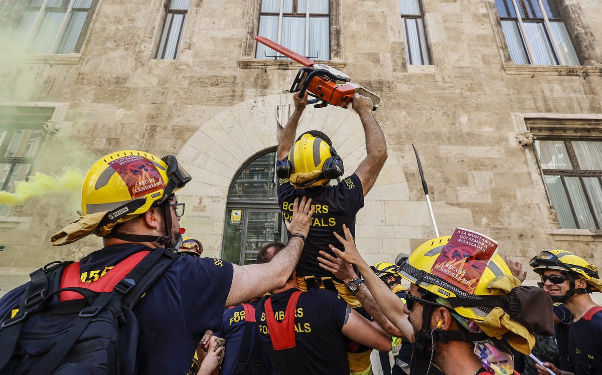 roberfotograf's tweet photo. Bomberos  forestales se han manifestado este martes en València, desde el Parterre hasta el Palau de la Generalitat, para reclamar el cumplimiento de sus derechos, contra los recortes de personal y amenazan con llevar a cabo una huelga. https://t.co/LH9fVP32h2