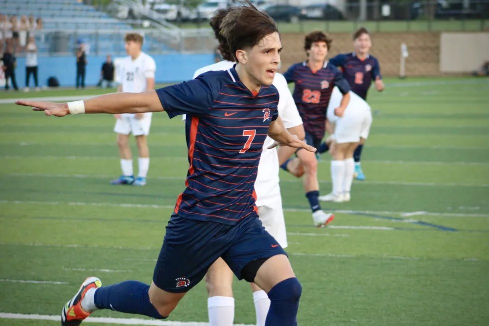 VYPE HOU Public School Boys Soccer Player of the Year Fan Poll Presented By @FreddysUSA! Vote until 11:59 pm on Tues, Apr. 23rd Nominees @aidanmorr1son @CarlosGnlz17 @ossielgstrom05 @MarceloOjeda_ AND MORE!!! VOTE:vype.com/Texas/Houston/…