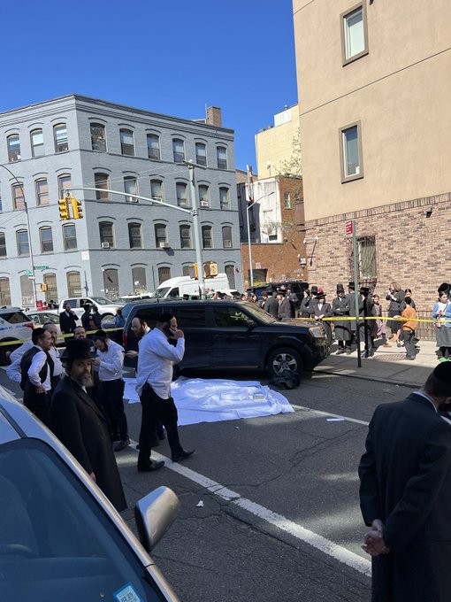 🚨 BREAKING - 2 BROOKLYN PEDESTRIANS KILLED: Girl, 10, and woman, 74, struck by vehicles in separate incidents hours apart -- @MackRosenberg reports: bit.ly/441HE7k