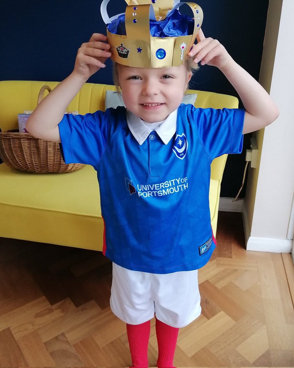As Betsy predicted.... 🏆⚽🤣🎉🍾🥂😍 #pup #champions #leagueone #wearetopoftheleague @Pompey 🥇🎊