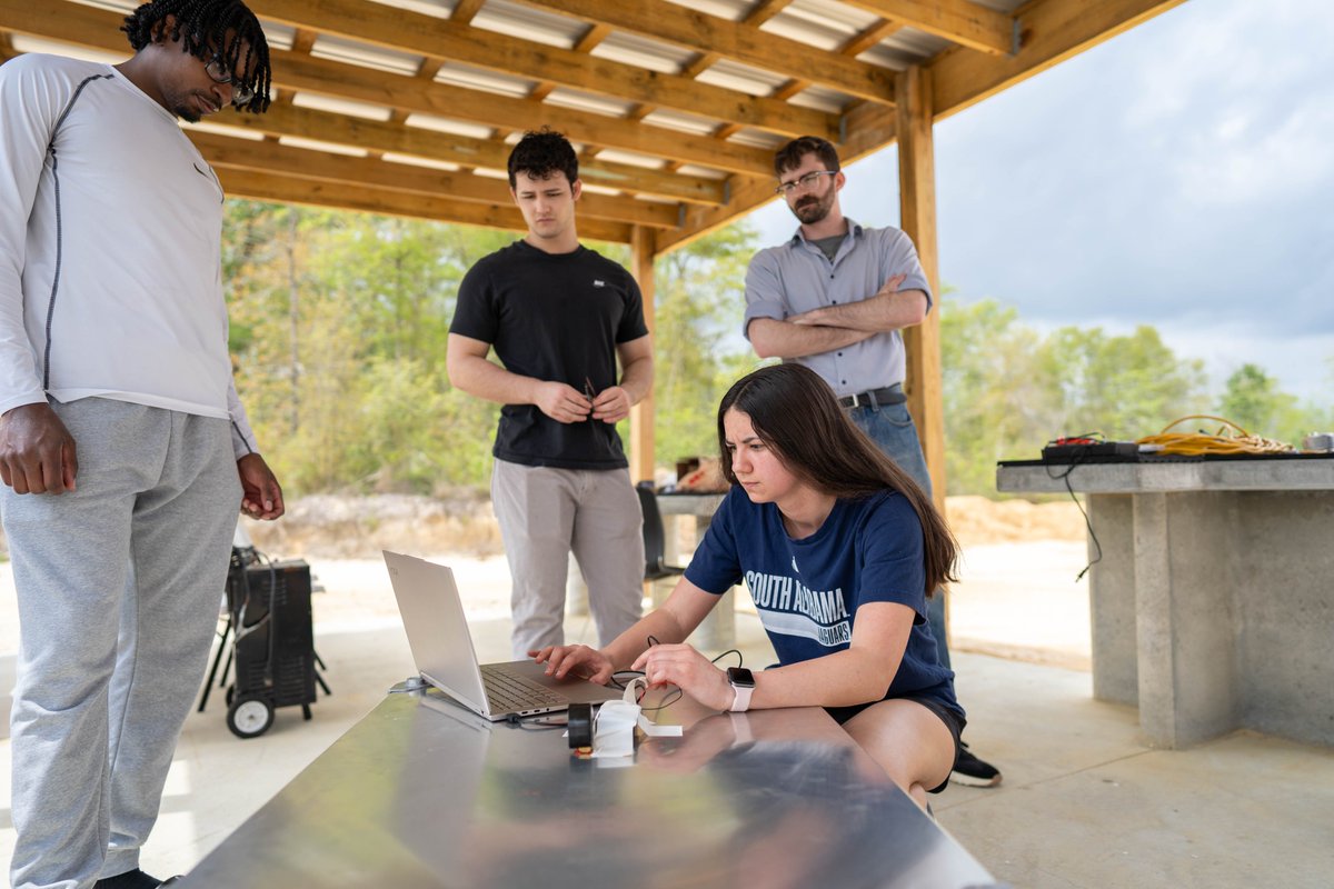South engineering students tackle a senior project to design a battery case that could contain fires and warn users during air transport. Learn more: southalabama.edu/departments/pu…
