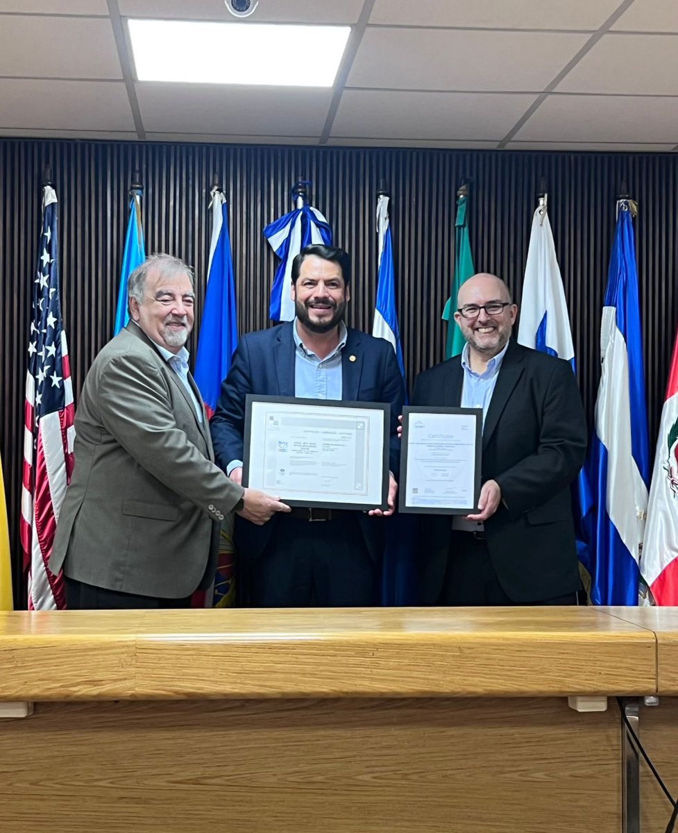 Nuestro Secretario General, Dr. @frankcast y el Jefe de Tecnología, Marcelo Quinteros de @union_upaep, reciben por cuarto año consecutivo de @lsqaok el certificado IQNET por la implementación y mantenimiento del Sistema de Gestión de la Calidad bajo las normas UNIT-ISO 9001:2015