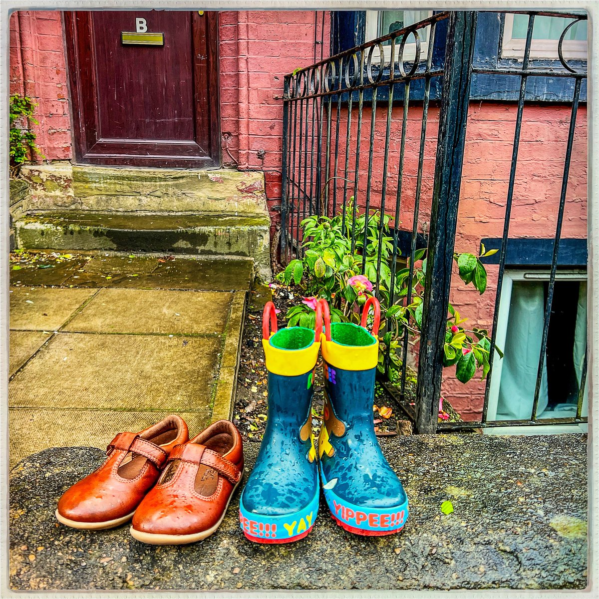 Day 107/366 #photoaday
Little shoes are waiting on my street for new feet to step inside and move them on. 
#photooftheday #shoes