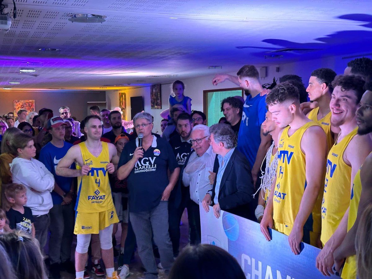 Ils l’ont fait ! Félicitations à notre équipe 🟡🔵 du @BasketHTV 🏀 sacrée ce soir au Palais des Sports TPM Championne de France de Nationale 1 Masculine, synonyme de montée en #ProB la saison prochaine ! #Hyeres #HTV #MetropoleTPM