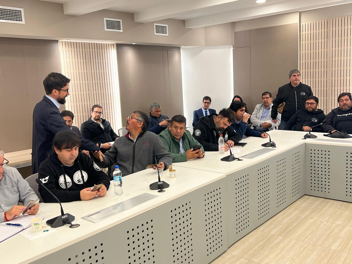 Avanzamos en una política laboral portuaria! 💪🏽 Hoy realizamos la segunda sesión de la mesa portuaria con <a href="/cotraporchi/">Cotraporchi</a>, <a href="/fenatraporchi/">Fenatraporchi ¡No a la privatización de puertos!</a>, Internacional Dockworkers Council IDC, Unión Portuaria de Chile, el sindicato de estibadores Valparaíso, la <a href="/DirecDelTrabajo/">Dirección del Trabajo</a> y <a href="/chilevalora/">ChileValora</a>.
