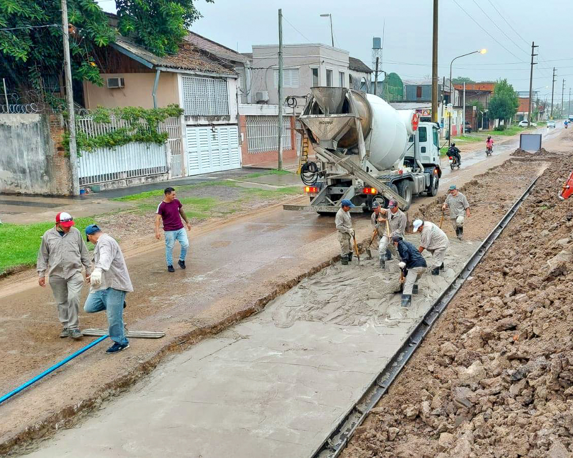 mospcorrientes's tweet photo. El @CorrientesGob comenzó las tareas de bacheo en Av. Garay, tras concluir la construcción de un importante ducto de desagüe en el límite de los barrios Juan de Vera y Villa Patono. Los trabajos van desde su cruce con avenida José R. Vidal hasta Gutnisky. https://t.co/gkmhJowbrE